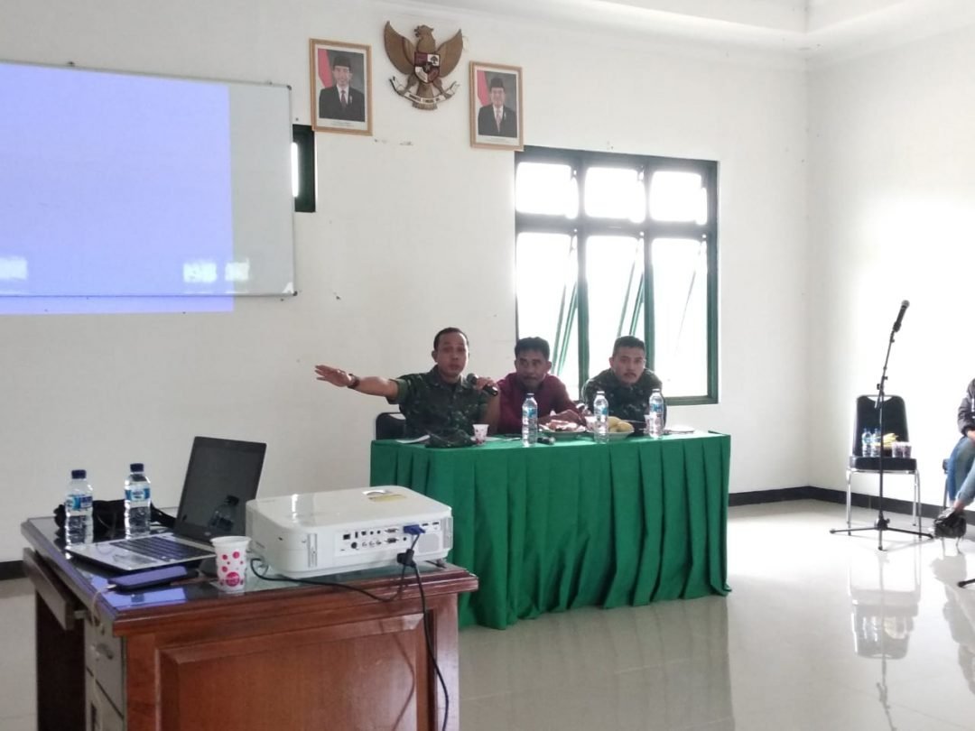 Dandim 1628/Sumbawa Barat Letkol Czi Eddy Oswaronto, S.T saat berdiskusi dengan sejumlah awak media di Wilayah Kabupaten Sumbawa (istimewa)