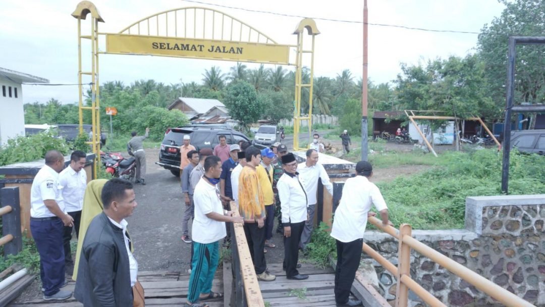 Bupati Lombok Barat, H. Fauzan Khalid didampingi Kadis PUPR Lobar I Made Arthadana bersama rombongan melihat langsung kondisi jembatan penghubung di Dusun Cemare-Lembar (istimewa)