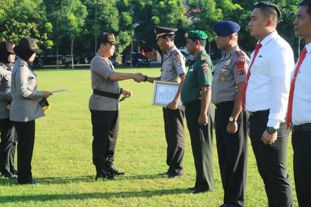 Kapolda NTB, Irjen. Pol. Achmat Juri menyerahkan penghargaan kepada Personel TNI-POLRI yang berhasil mengungkap kasus penyelundupan satwa dilindungi (istimewa)