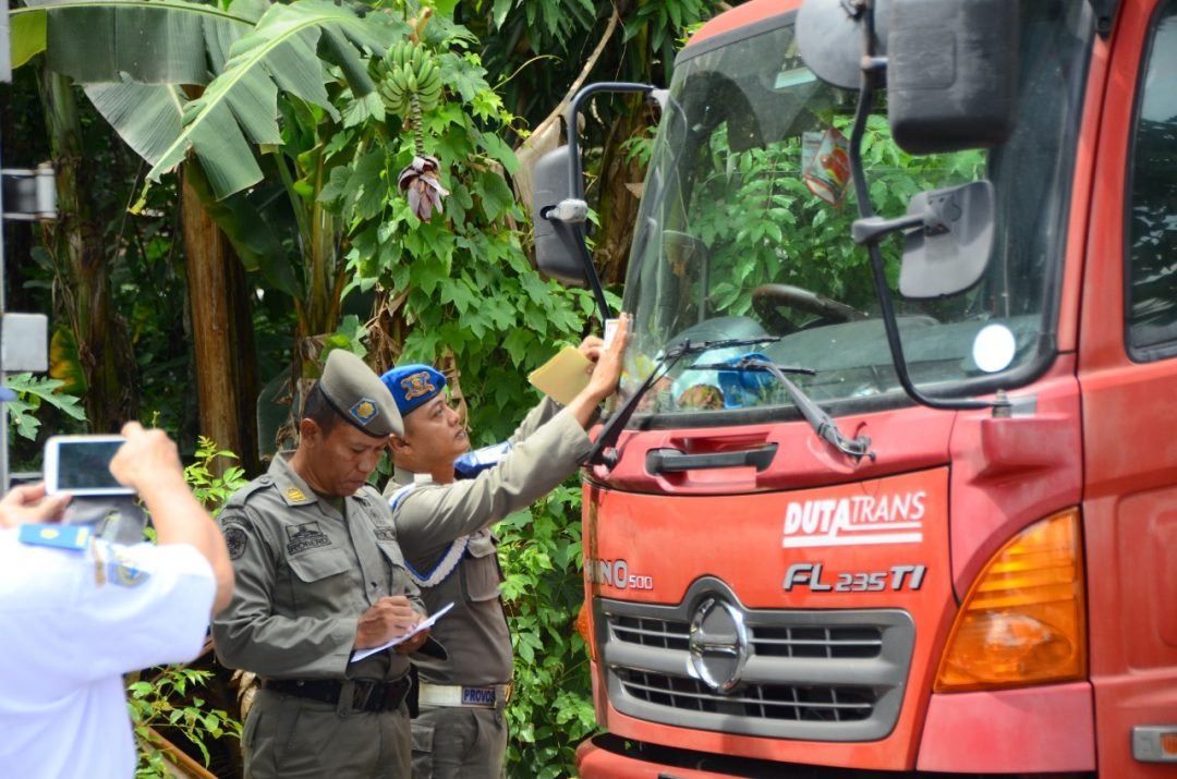 FLLAJ Lobar saat menertibkan sejumlah kendaraan truk yang parkir di bahu jalan. (Istimewa)