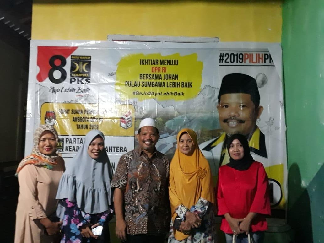 Caleg DPR RI Dapil NTB 1 Pulau Sumbawa dari PKS, H. Johan Rosihan, ST (tengah) bersama para pendukungnya