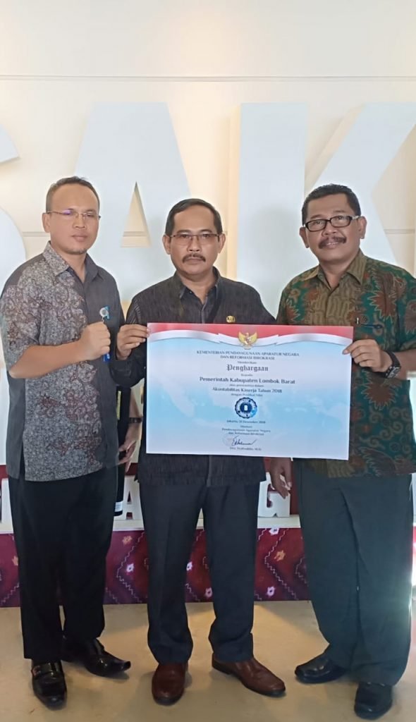 sakip lobar Asisten I Bidang Aparatur Pemerintahan Pemkab Lobar H. Ilham didampindidampingi Kepala Bappeda Lombok Barat H. Baehaqi usai menerima penghargaan SAKIP dari KemenPAR RB