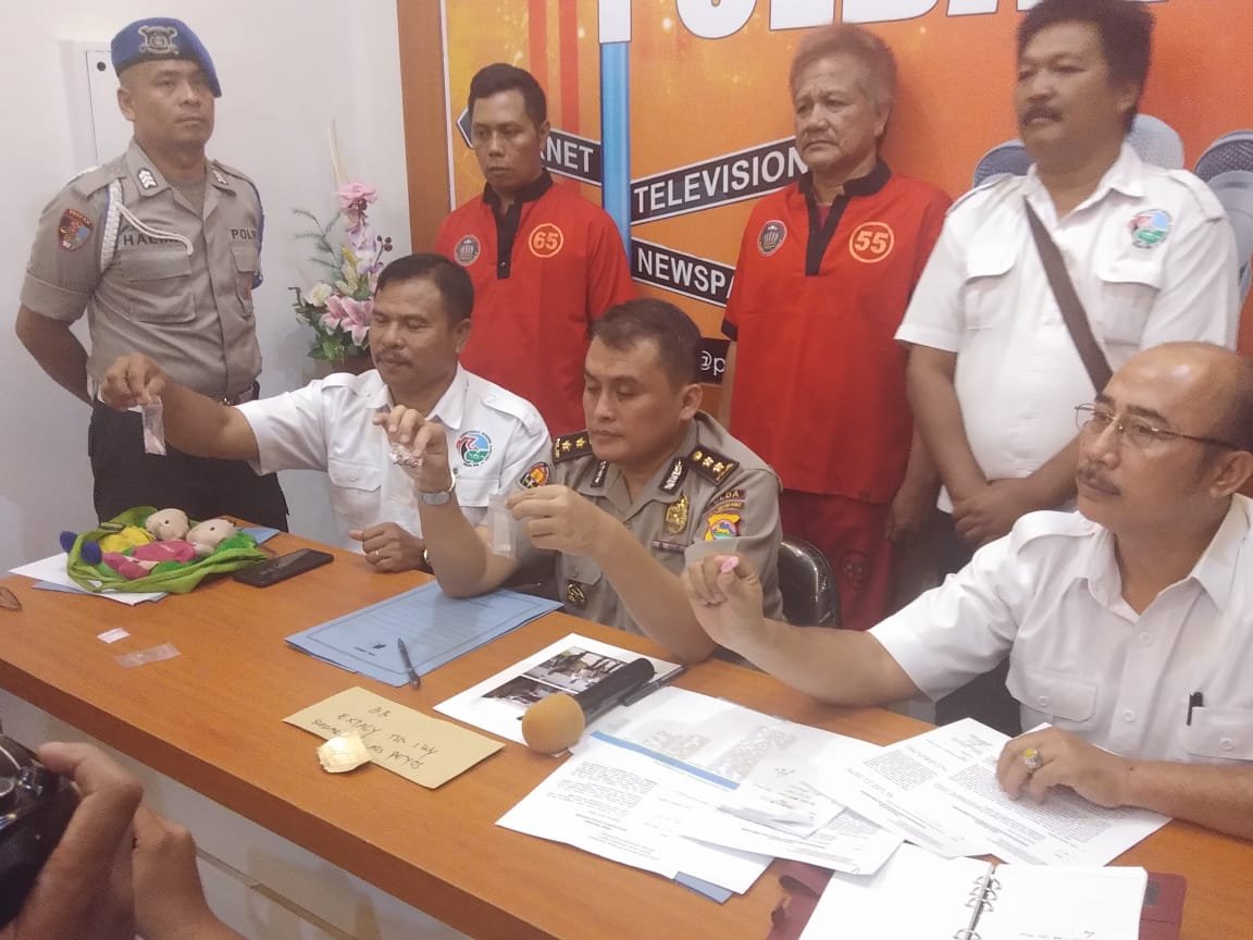 Polisi menunjukkan barang bukti Shabu (istimewa)