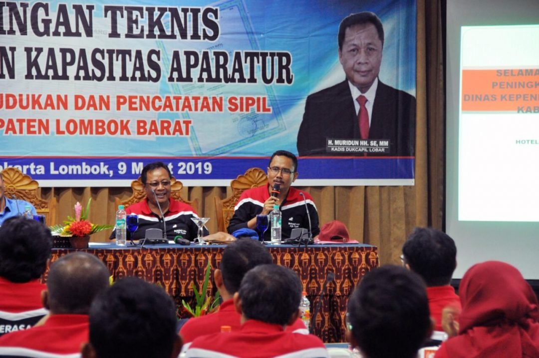 Kepala Disdukcapil Lombok Barat, Muridun bersama Sekdis Dukcapil Lobar Fathul saat Pelatihan dan Bimbingan Teknis Peningkatan Kapasitas Aparatur di Senggigi Lombok Barat (istimewa)