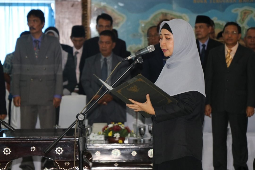 Wakil Gubernur NTB, Dr. Hj. Sitti Rohmi Djalillah saat melantik 193 Pejabat Lingkup Pemprov NTB di Gedung Graha Bhakti Kantor Gubernur NT, Senin (11/3/19). (istimewa)