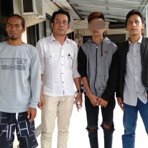 IMG_20190301_225134_088 ML alias Doni bersama tim pengacara dari Advokat Nusantara. (satria)
