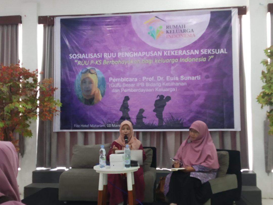 Prof. Dr. Euis Sunarti, Guru Besar IPB Bidang Ketahanan dan Pemberdayaan Keluarga menjadi Pembicara dalam acara Sosialisasi RUU Penghapusan Kekerasan Seksual, di Mataram. (HarianNusa.Com/f3)