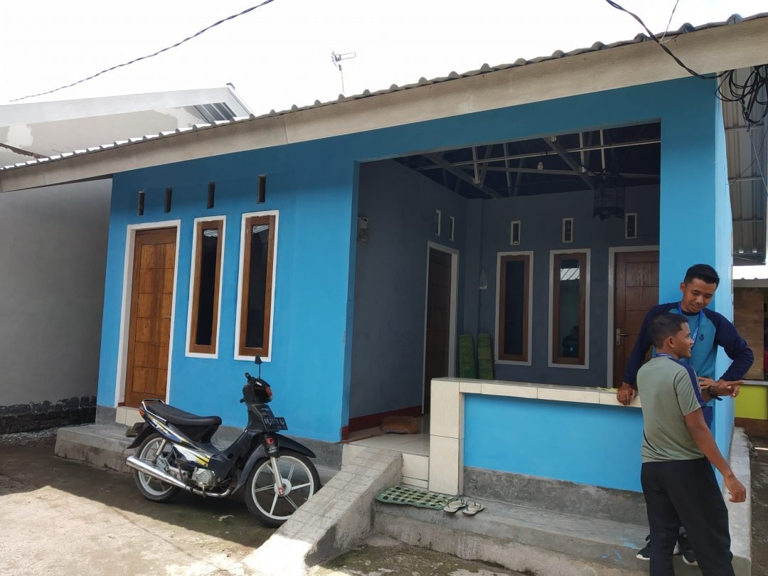 Salah satu rumah tahan gempa model RISHA yang telah dihuni warga di Dusun Batu Kantar,Narmada, Lombok Barat. (HarianNusa.com/f3)