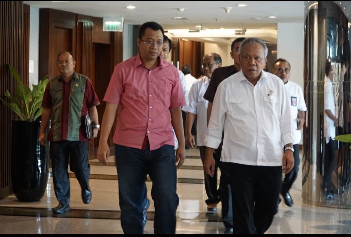 Gubernur NTB, Dr. H. Zulkieflimansyah, SE, M.Sc bersama Menteri Pekerjaan Umum dan Penataan Ruang (PUPR), Basuki Hadimuljono di Jakarta. (istimewa)