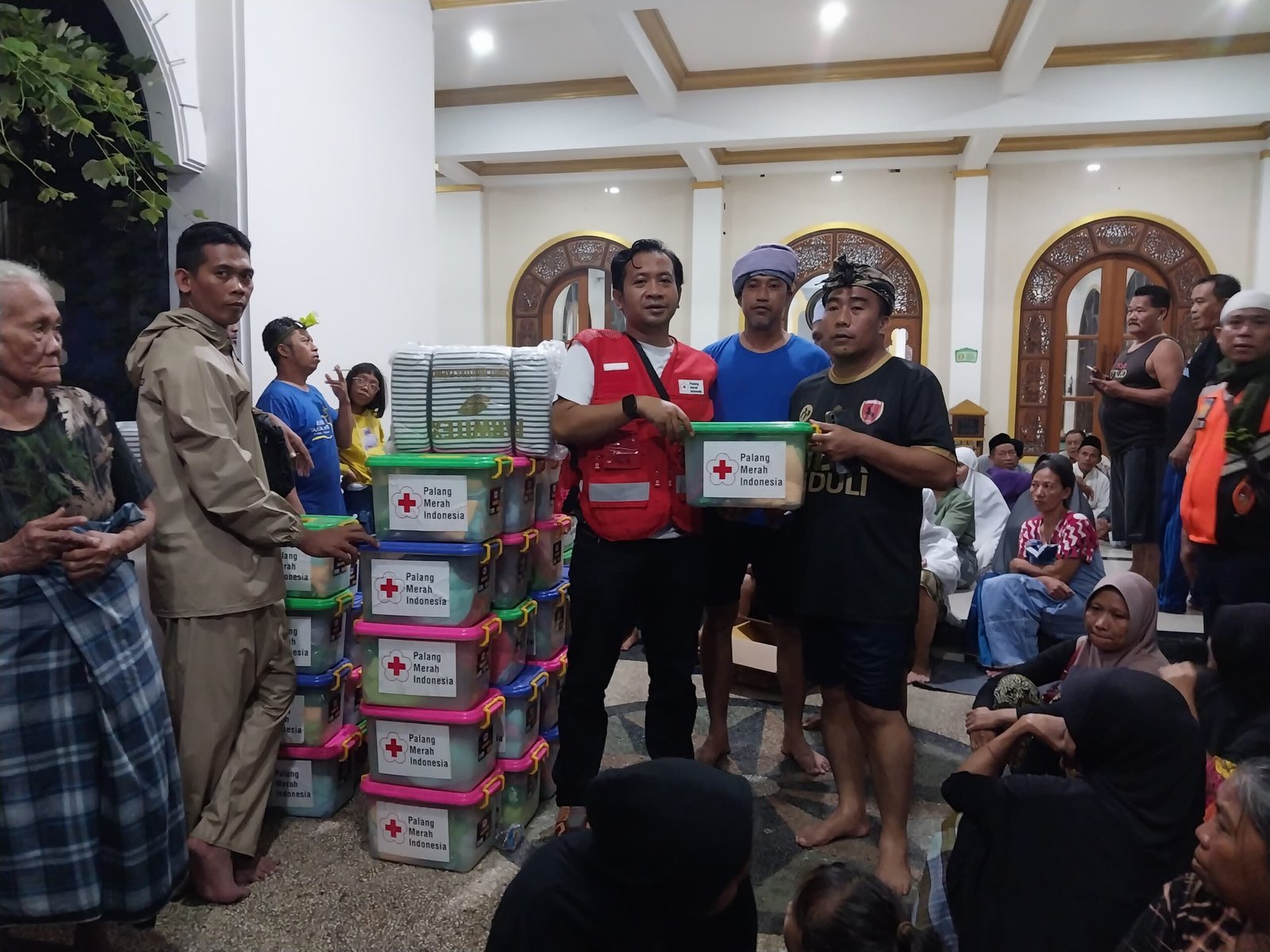PMI NTB Gerak Cepat Salurkan Ratusan Bantuan ke Korban Banjir di Mataram 