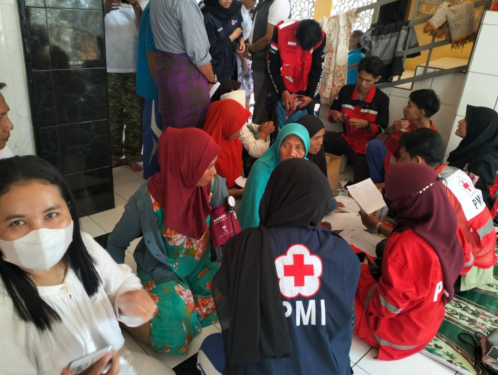 KAGAMA dan PMI NTB Berikan Pelayanan Kesehatan dan Trauma Healing bagi Warga Terdampak Banjir 