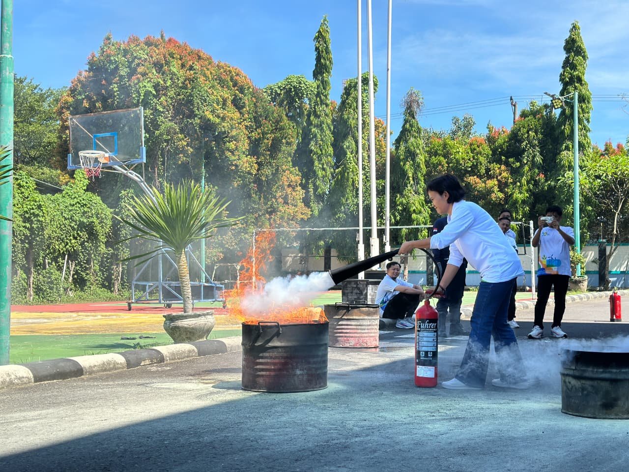 PLN Gelar Simulasi Pemadaman Kebakaran Bersama Damkar Mataram