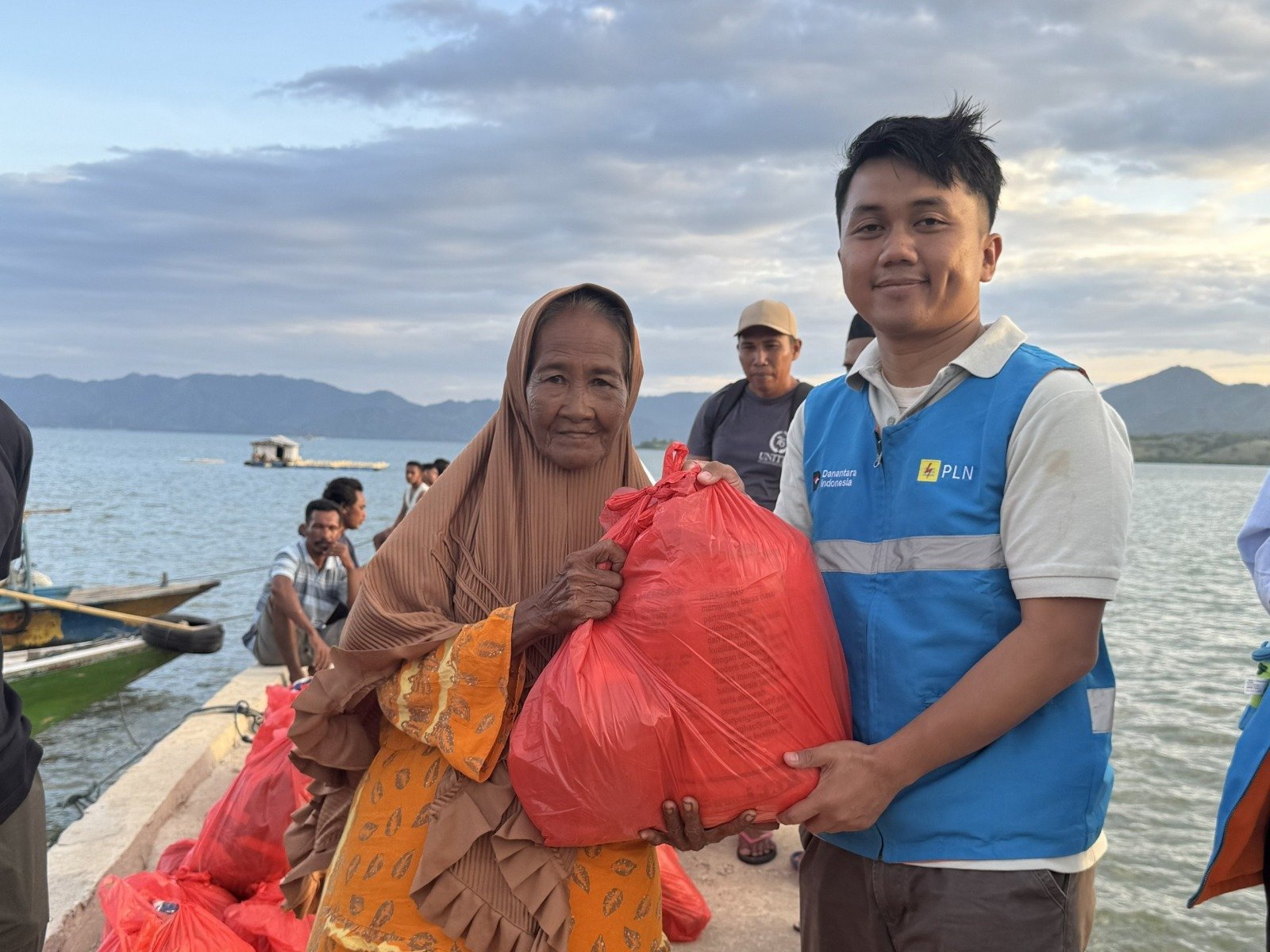Ramadan 1447H, YBM PLN UIW NTB Salurkan Bantuan Sembako untuk Lansia Dhuafa di Bajo Pulau