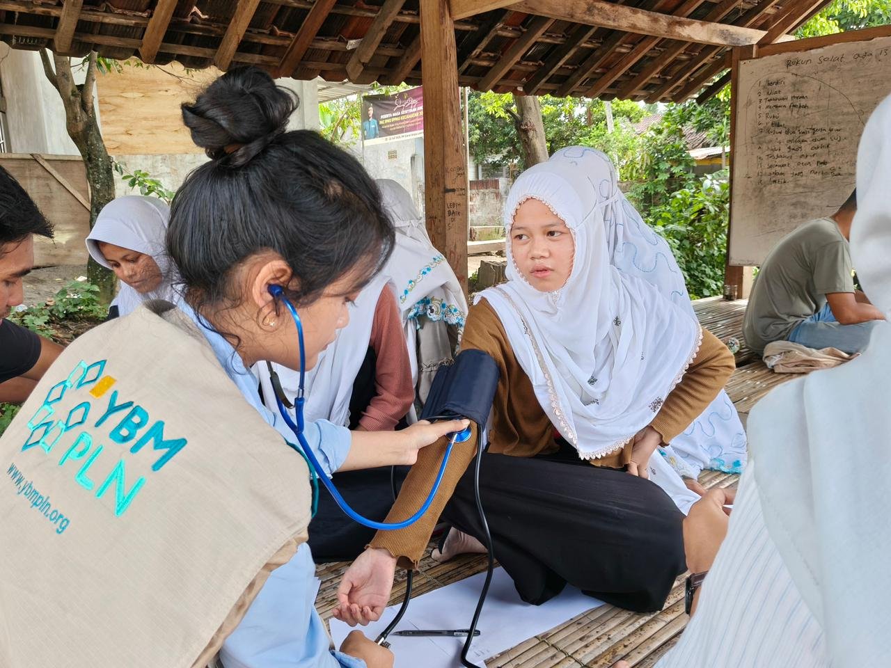 Momentum Ramadan, PLN UIW NTB dan YBM PLN Hadirkan Clean Up dan Pengobatan Gratis bagi Santri Dhuafa