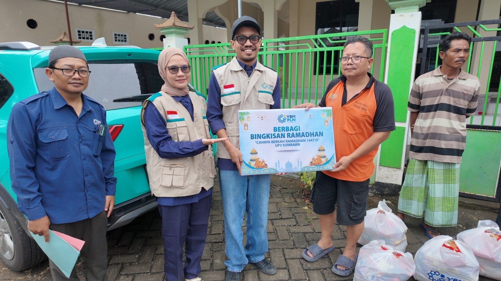 Perkuat Social Impact Ramadan, PLN UIW NTB Salurkan Bantuan YBM di Sumbawa
