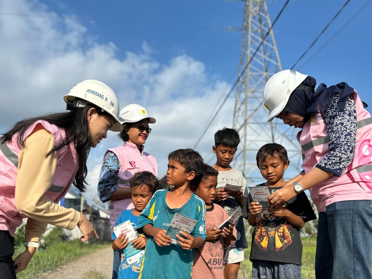 Listrik Ramadan Aman, Srikandi PLN Perkuat Edukasi Keselamatan Listrik di Lombok Barat