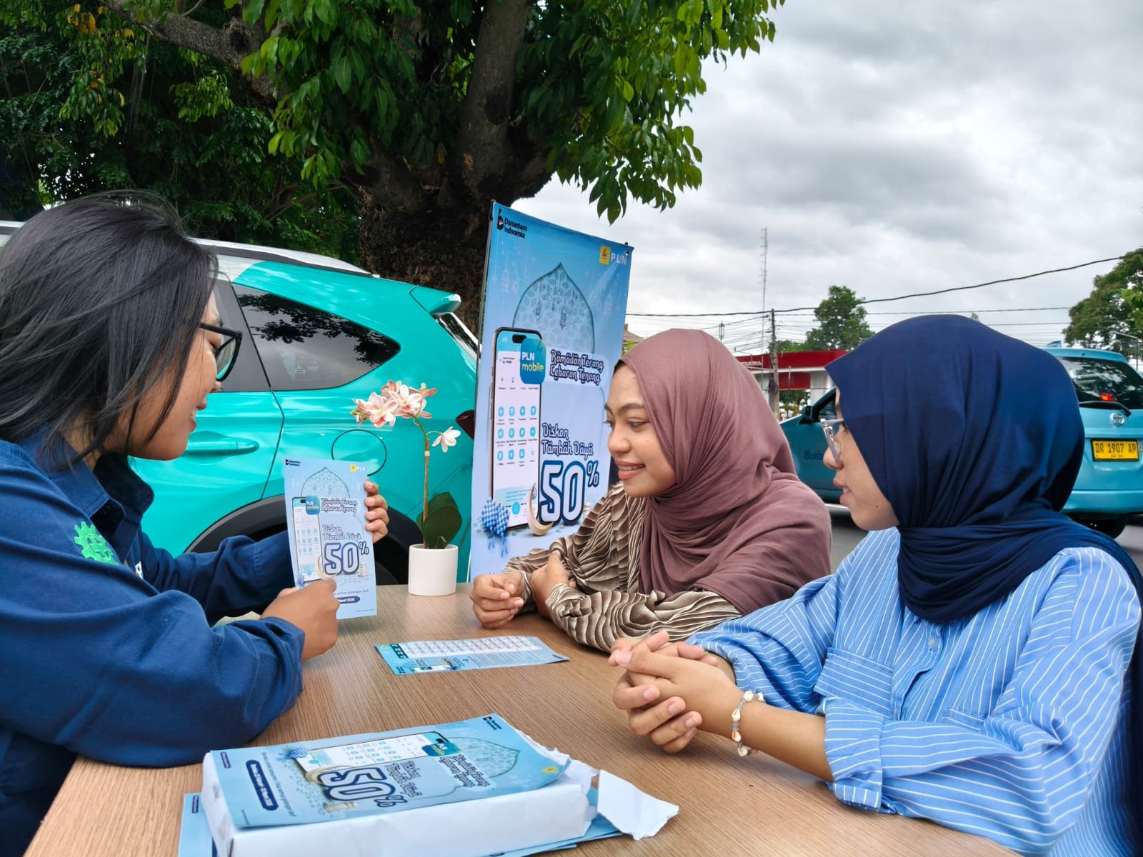 PLN UIW NTB Berbagi Takjil dan Sosialisasikan Promo “Ramadan Terang, Lebaran Tenang” di Mataram dan Lombok Timur