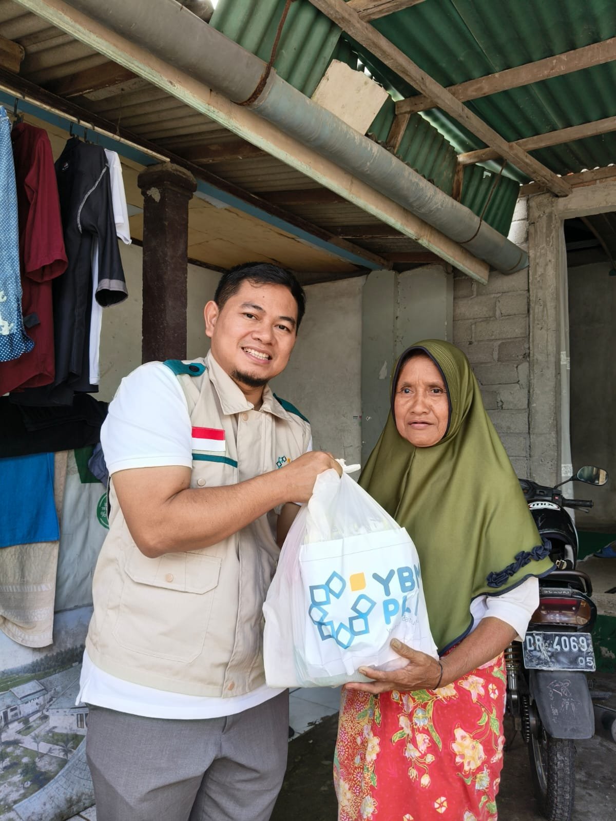 PLN UIW NTB Tebar Berkah Ramadan, Salurkan Santunan bagi Duafa, Yatim, dan Guru Ngaji