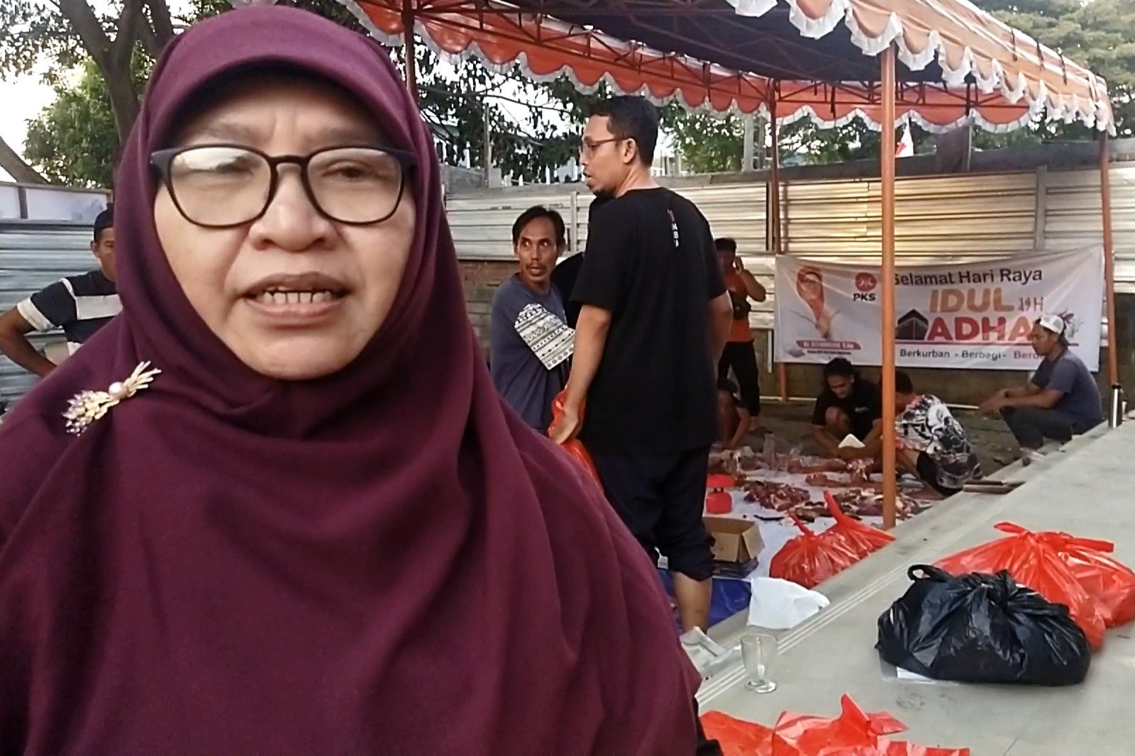 Idul Adha 1447 H, PKS Kota Mataram Bagikan Ratusan Paket Daging Kurban
