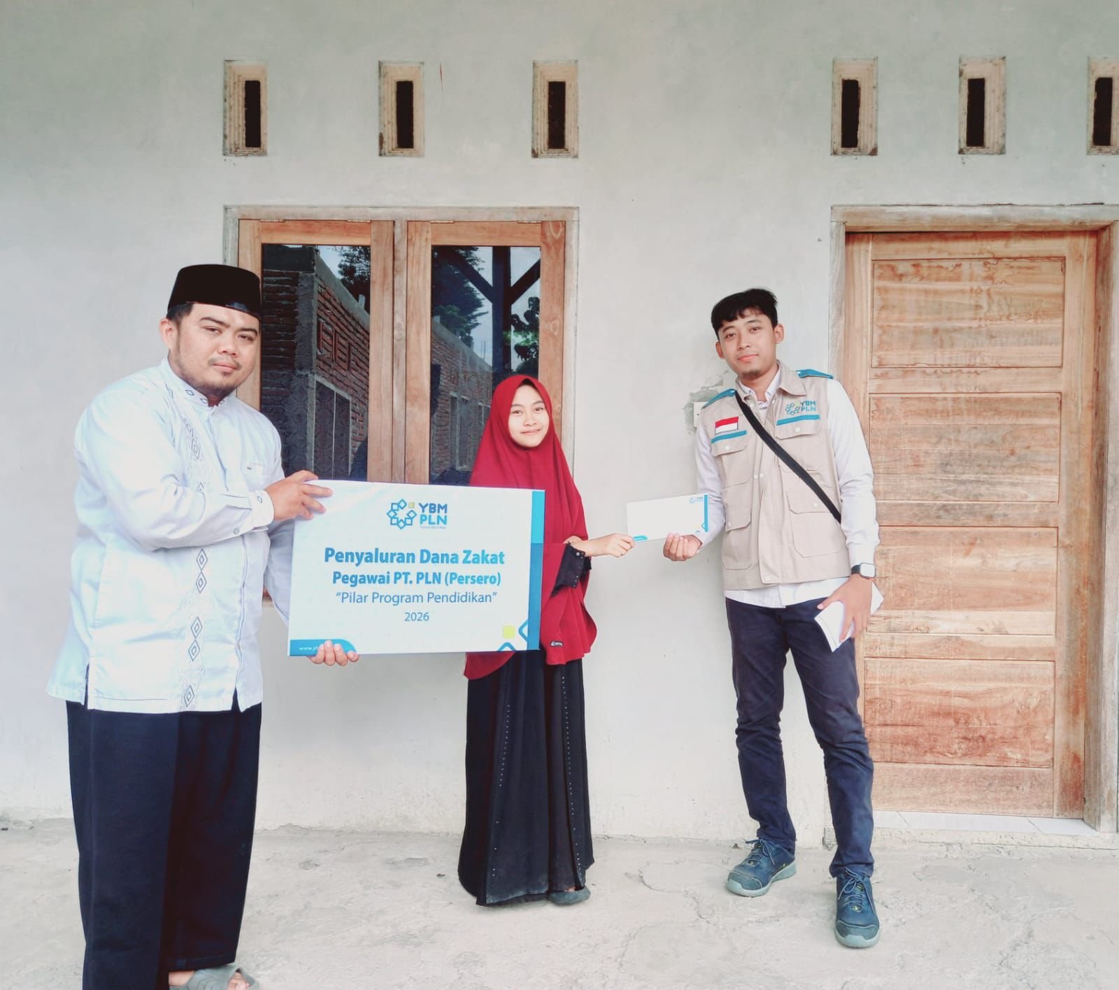 YBM PLN UP3 Sumbawa Salurkan Zakat untuk Santri Dhuafa