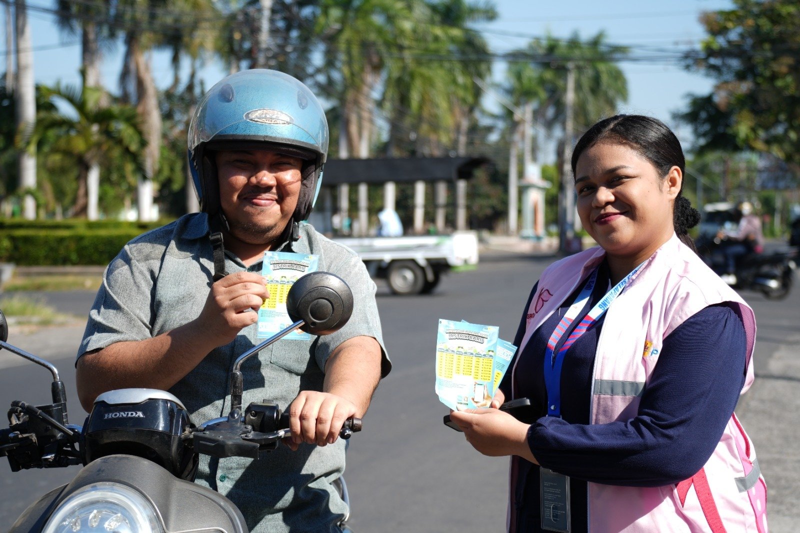 Srikandi PLN UP3 Selaparang Sosialisasikan Pemanfaatan PLN Mobile kepada Masyarakat Lombok Timur