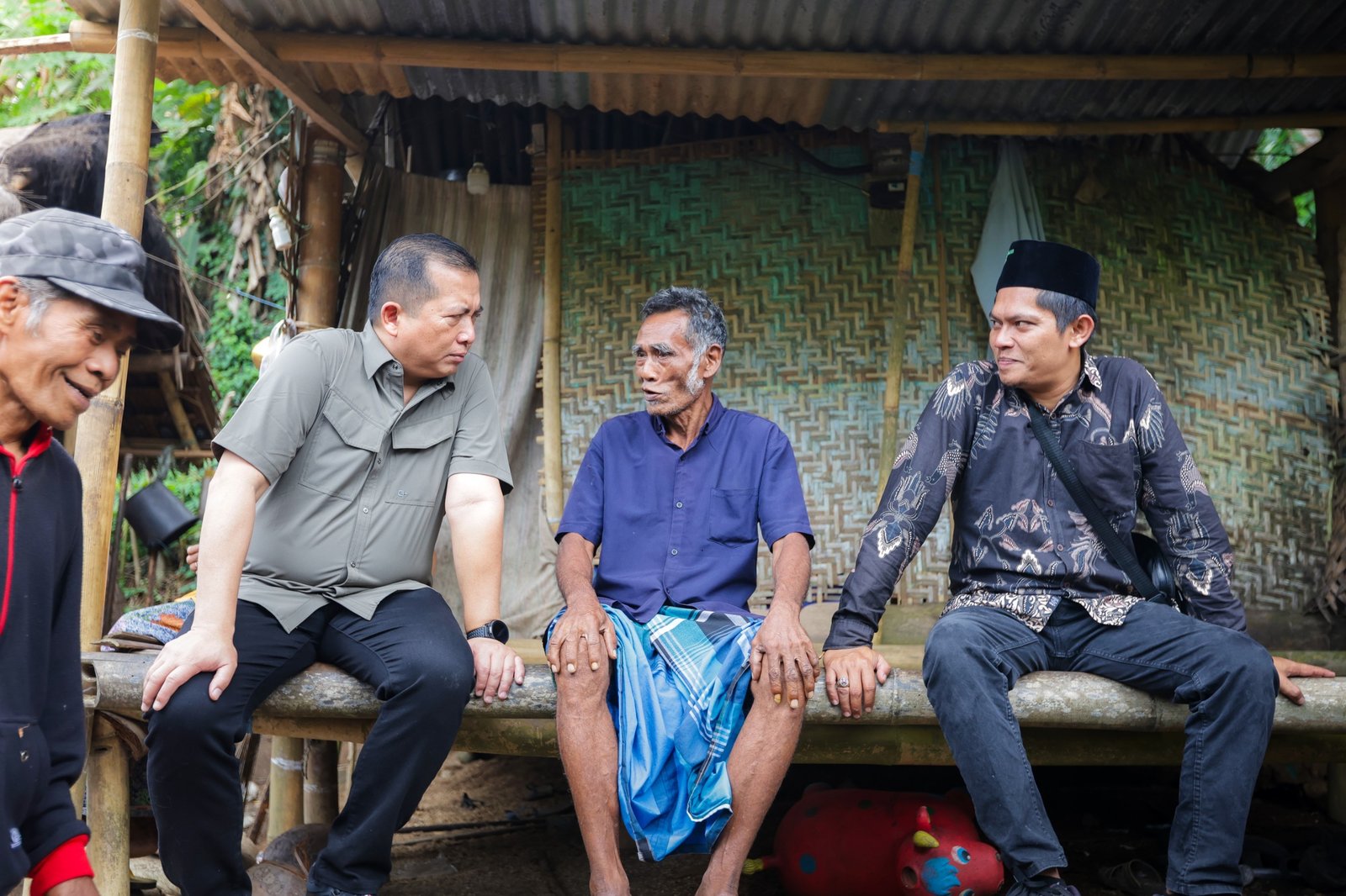 Gubernur Iqbal Cek Langsung Des Berdaya, Pastikan Bantuan Tepat Sasaran dan Siap Benahi Jalan Warga