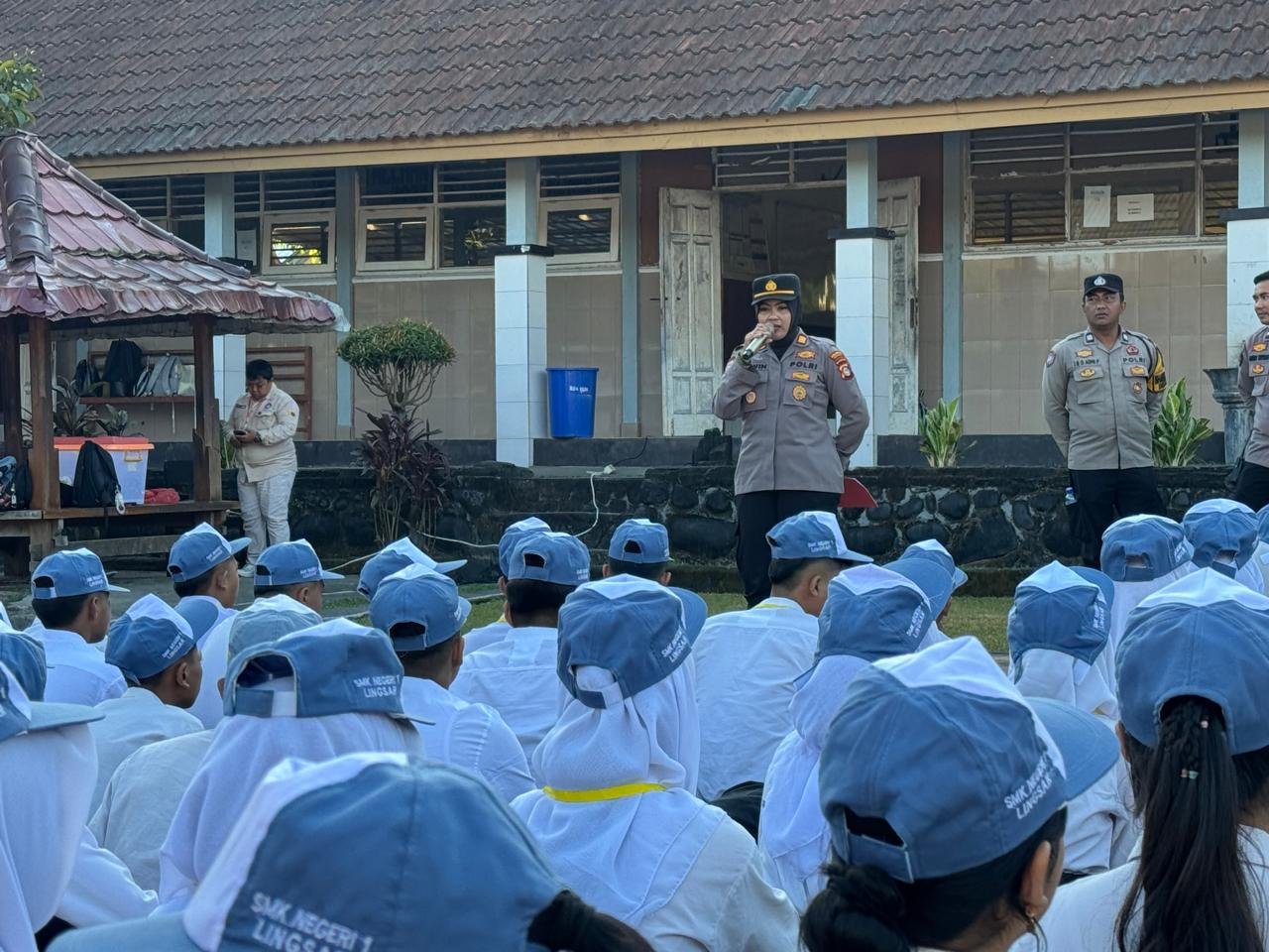 Kapolsek Lingsar Bekali 625 Siswa Baru SMKN 1 Lingsar Soal Narkoba, Bullying, dan Judi Online