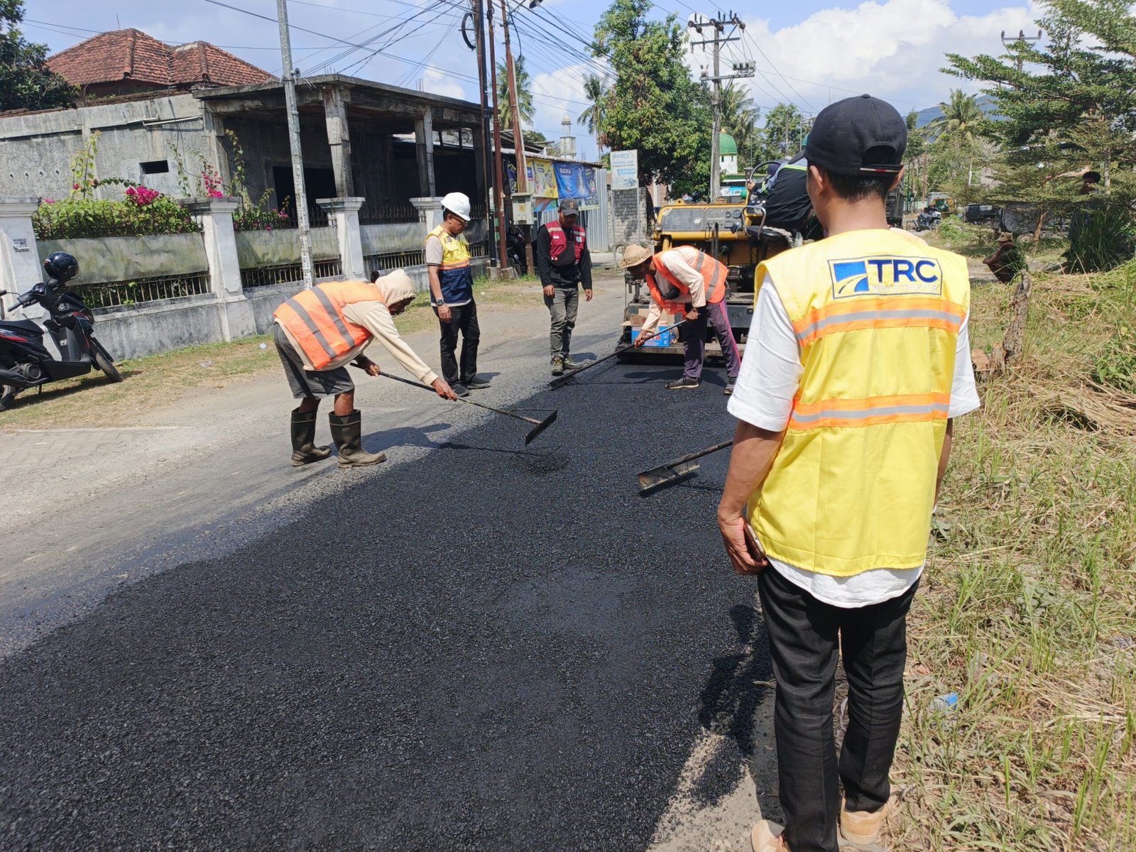 TRC Infrastruktur NTB  Bentukan Gubernur Iqbal Gerak Cepat Perbaiki Ruas Jalan Kuripan–Kediri