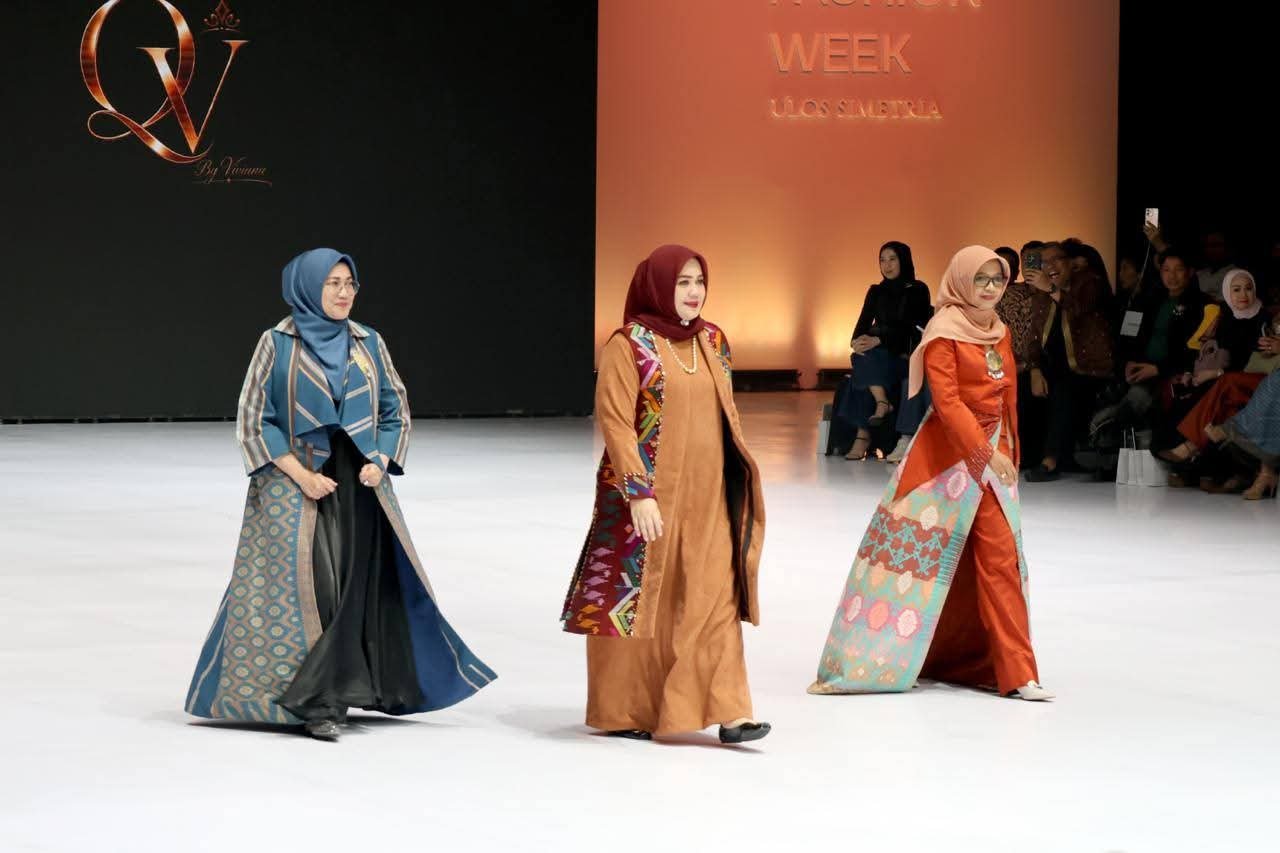 Tenun NTB Dipromosikan di Indonesia Fashion Week 2026