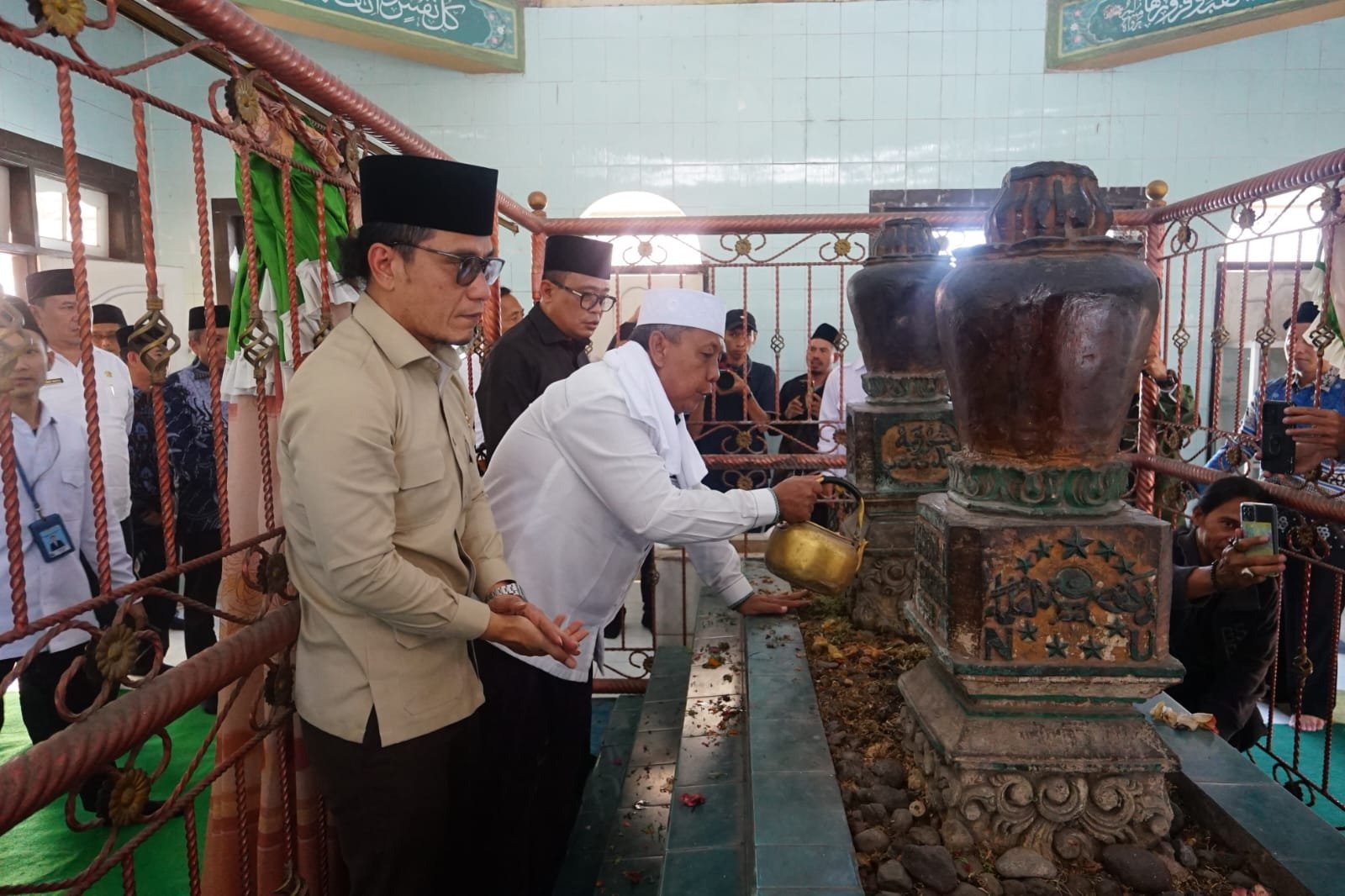 Kepala Kanwil Kemenag NTB Dampingi Gus Miftah Ziarah ke Makam TGH Saleh Hambali