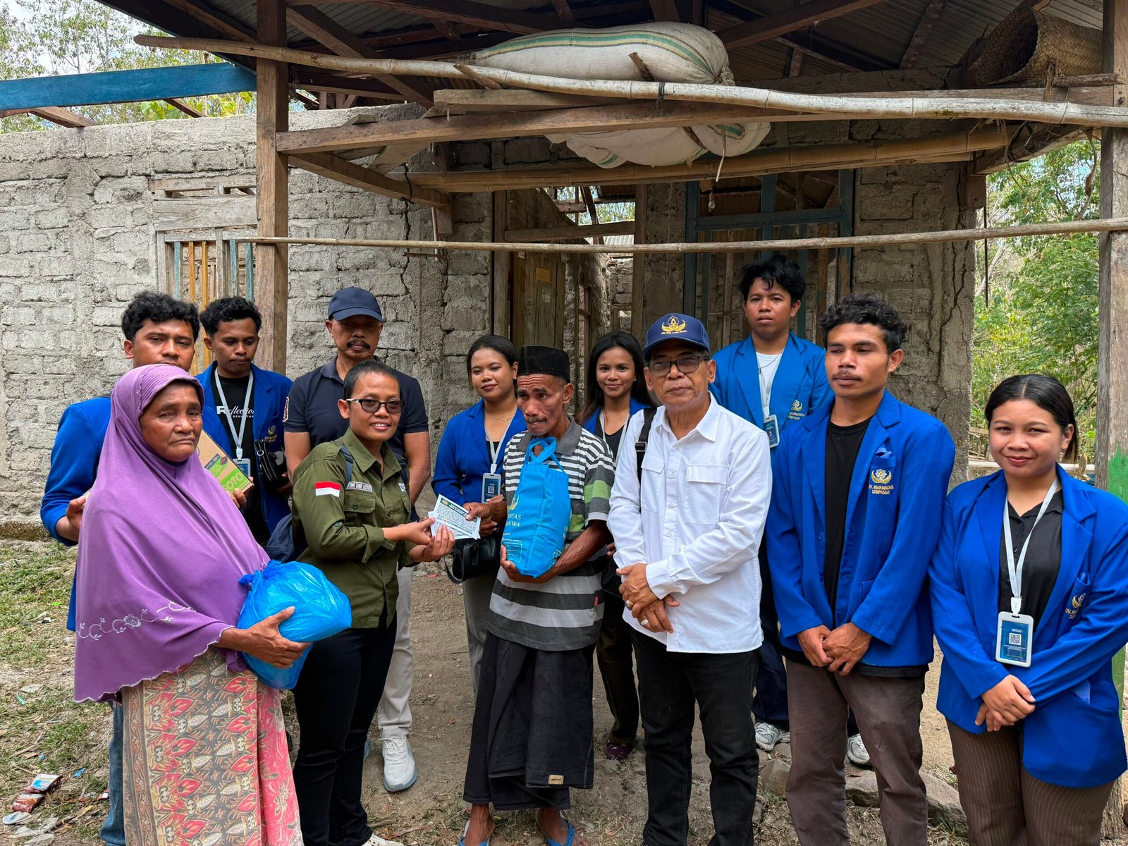 Hari Kedua di NTT, Unwar dan Mahasiswa KKN Salurkan Bantuan Gempa di Desa Macang Tanggar