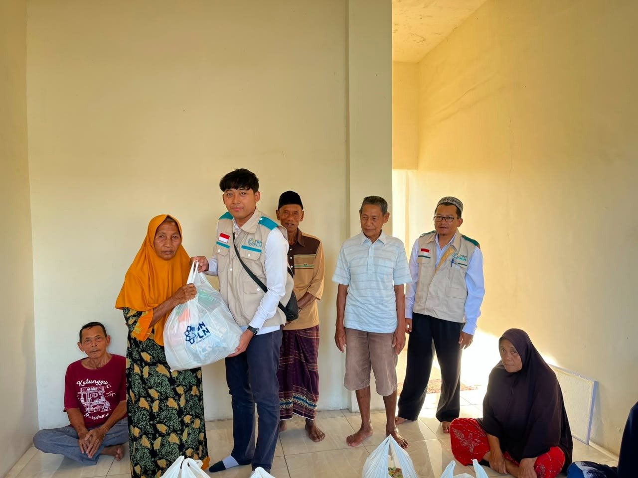 PLN UP3 Sumbawa Bersama YBM Salurkan 26 Paket Sembako bagi Warga yang Membutuhkan