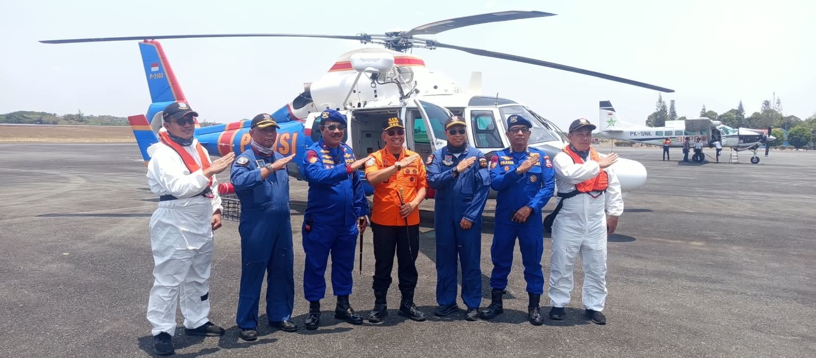 Helikopter Dauphin P-3103 Terbangkan Jenazah Korban KM Virgo dari Perairan Kalsel