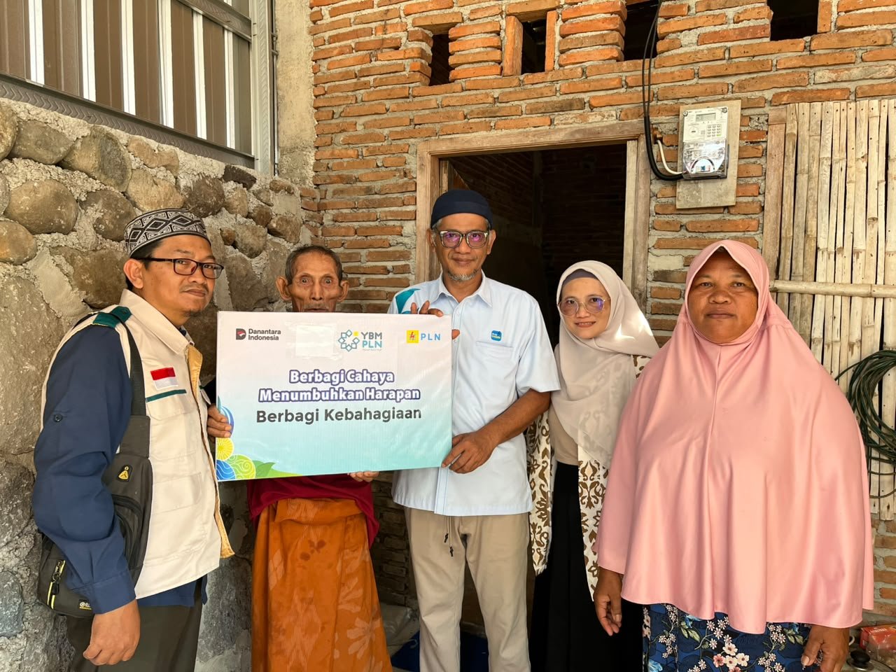 Dari Kepedulian Menjadi Terang, PLN UP3 Sumbawa Hadirkan Bantuan Penyambungan Listrik bagi Masyarakat